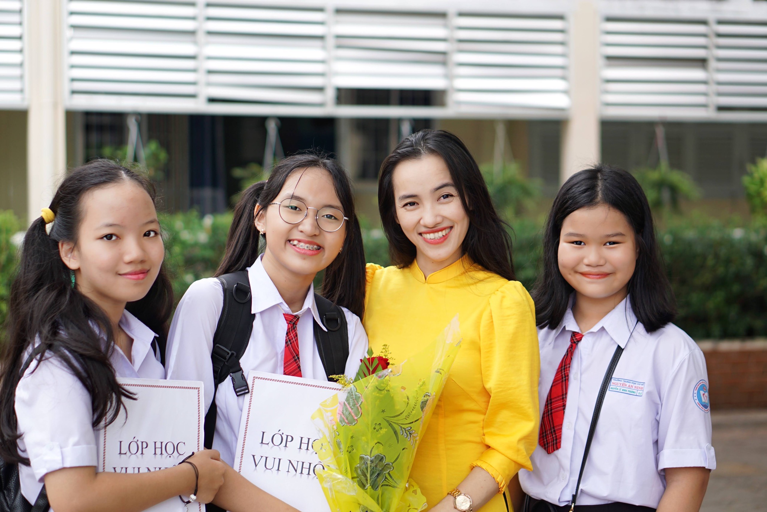 Cô Nguyễn Thị Hồng Yến (bìa phải), GV bộ môn Mỹ thuật Trường THCS Nguyễn An Ninh.