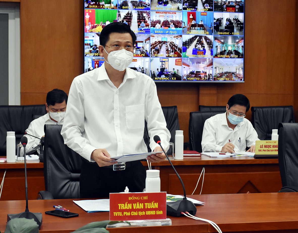 Ông Trần Văn Tuấn, Phó Chủ tịch UBND tỉnh phát biểu tại cuộc họp giao ban  phòng, chống dịch ngày 2/9 theo hình thức trực tuyến.