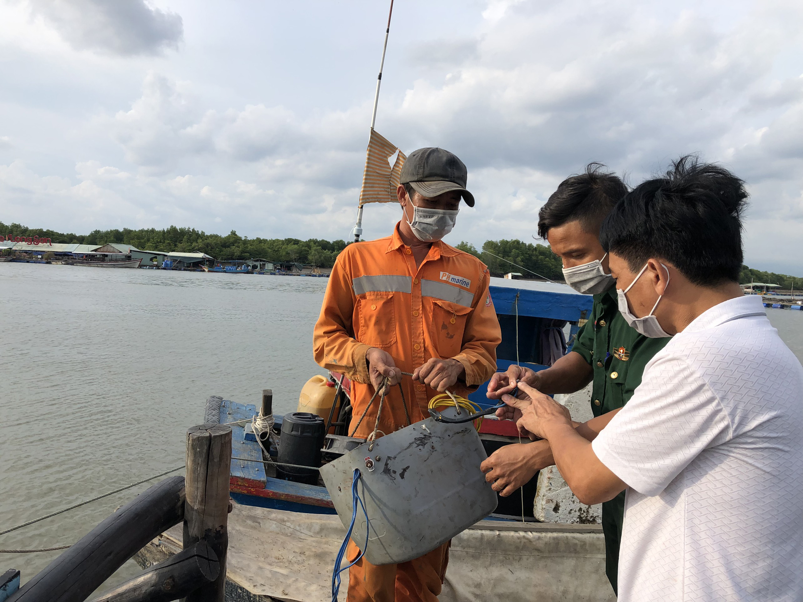 Tổ công tác Đồn Biên phòng Long Sơn phát hiện phương tiện của ông Nguyễn Thanh Phong đang tàng trữ công cụ kích điện để khai thác thủy sản.