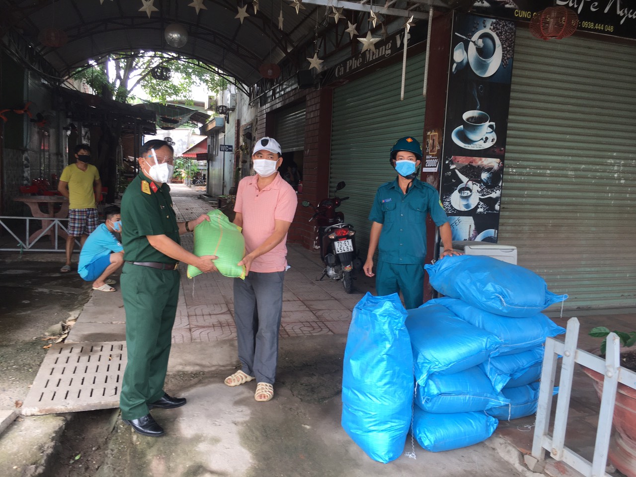 Thượng tá Lê Văn Hoàn, Chính trị viên Ban Chỉ huy Quân sự TX. Phú Mỹ tặng quà cho công nhân khu nhà trọ trên địa bàn phường Mỹ Xuân, TX. Phú Mỹ.
