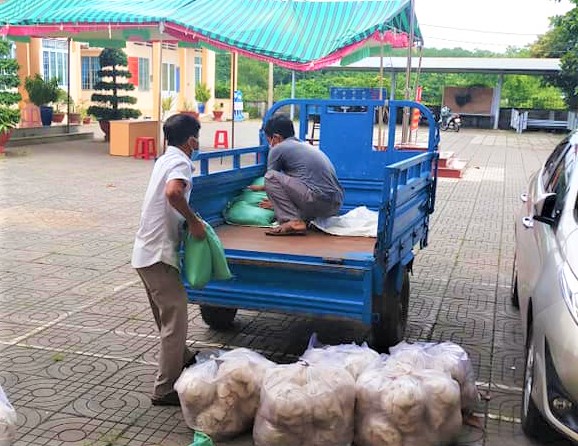 Các phần quà tại UBND xã Láng Lớn (huyện Châu Đức) được đại diện các thôn chuyển lên xe mang về trao tặng cho bà con.