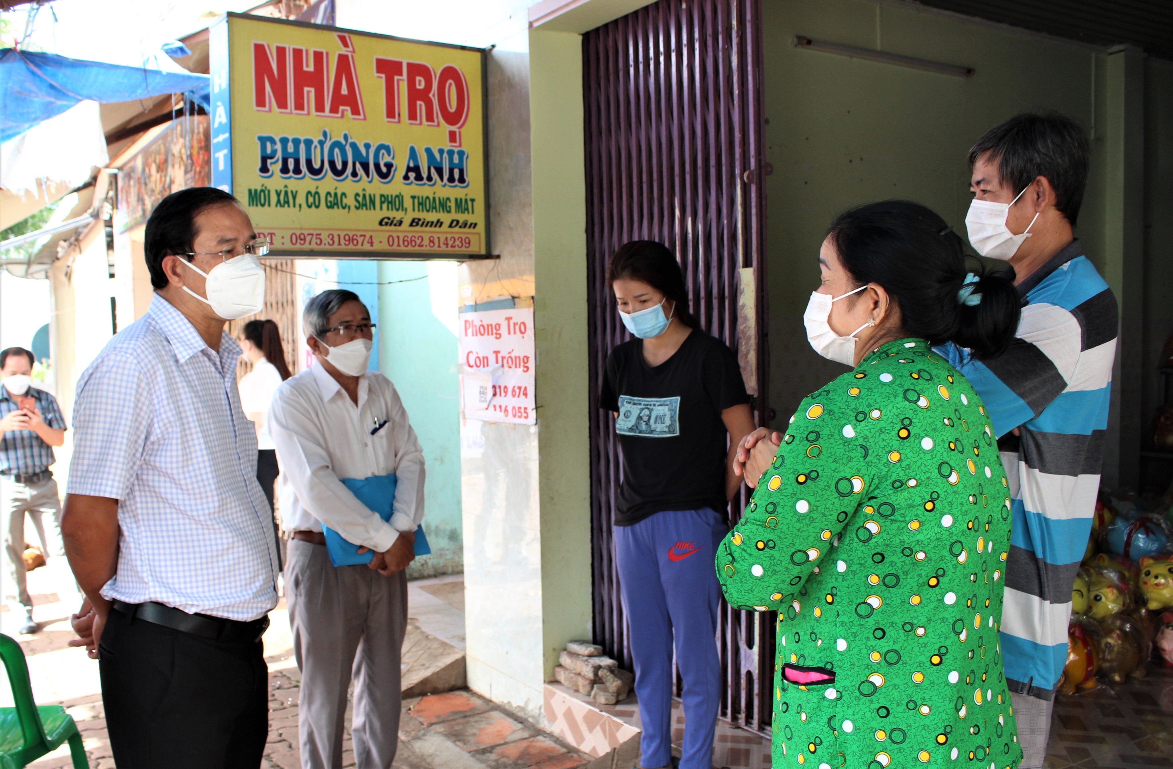 Ông Nguyễn Tấn Bản, Phó Bí thư Thường trực Huyện ủy Châu Đức khảo sát tình hình đời sống của người dân tại một nhà trọ trên Quốc lộ 56, thuộc TT.Ngãi Giao.