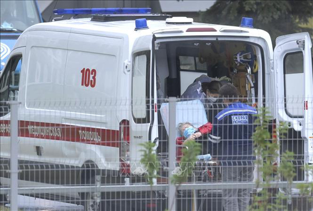 Chuyển bệnh nhân COVID-19 từ xe cứu thương vào một bệnh viện  ở Moskva, Nga.