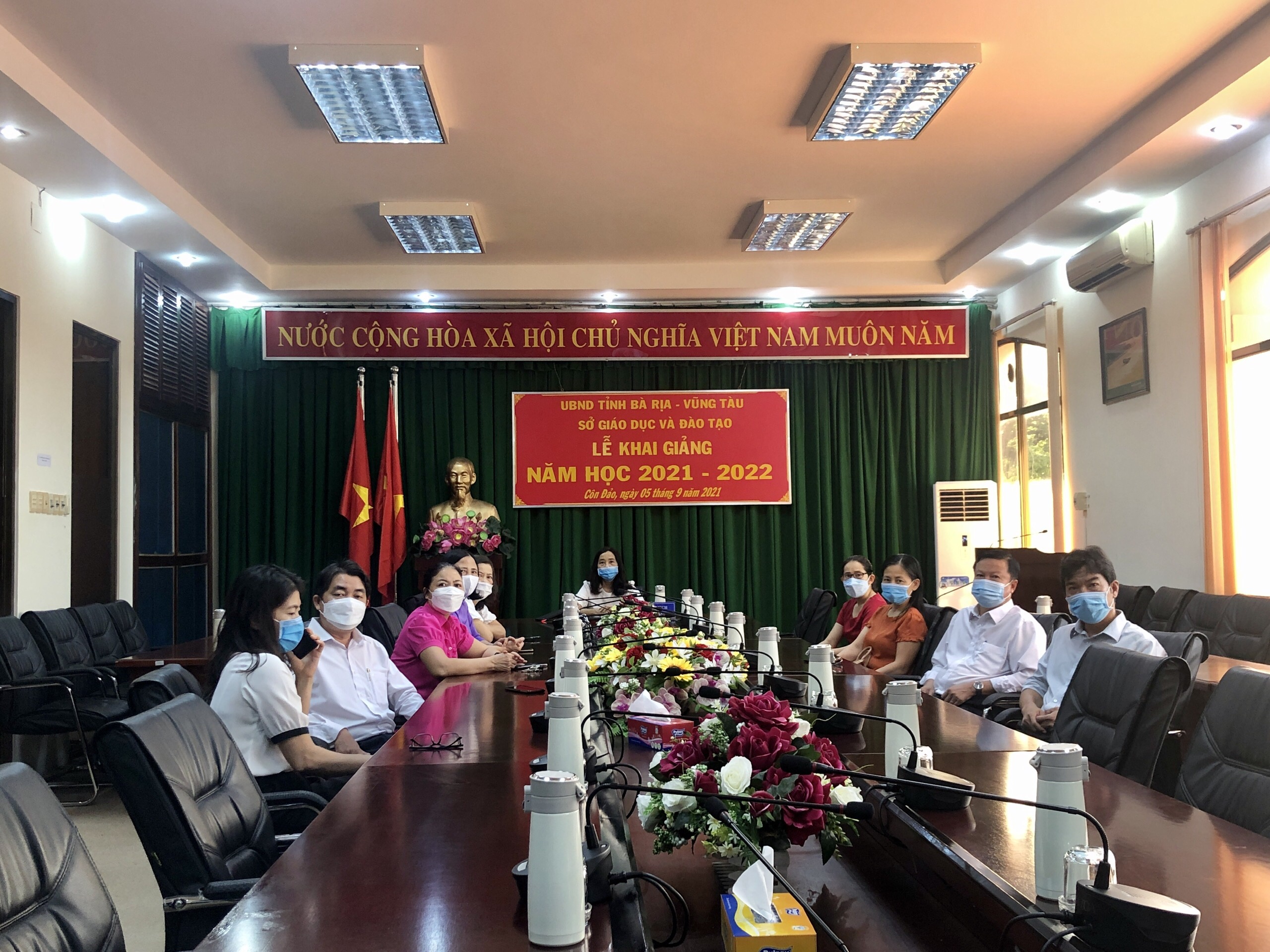 Lãnh đạo huyện Côn Đảo dự lễ khai giảng  năm học mới tại điểm cầu địa phương.