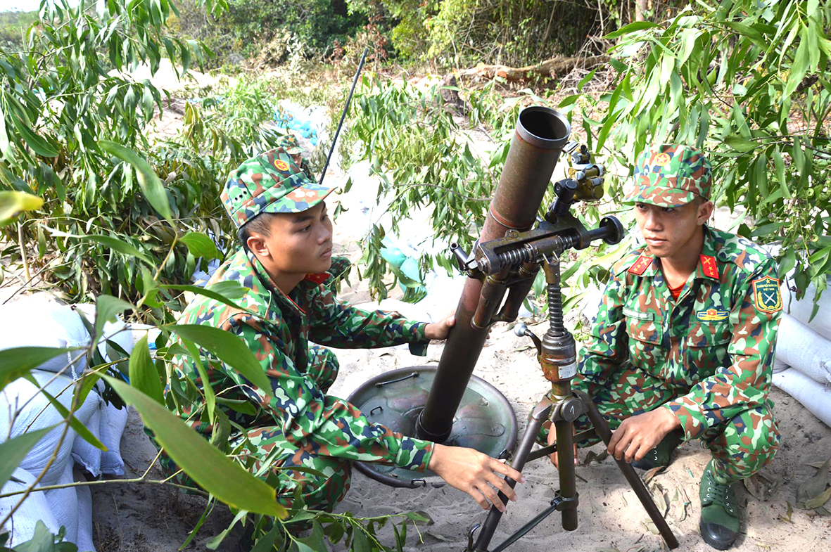 Lực lượng vũ trang tỉnh tham gia huấn luyện chiến đấu phòng thủ.