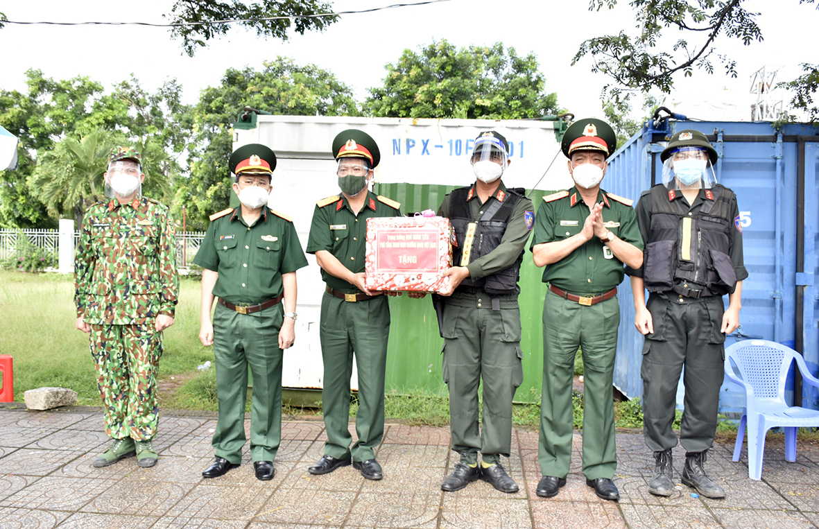 Trung tướng Ngô Minh Tiến, Phó Tổng Tham mưu trưởng QĐND Việt Nam (thứ hai từ phải qua) tặng quà cho lực lượng làm nhiệm vụ tại chốt kiểm soát xe container trên QL51.