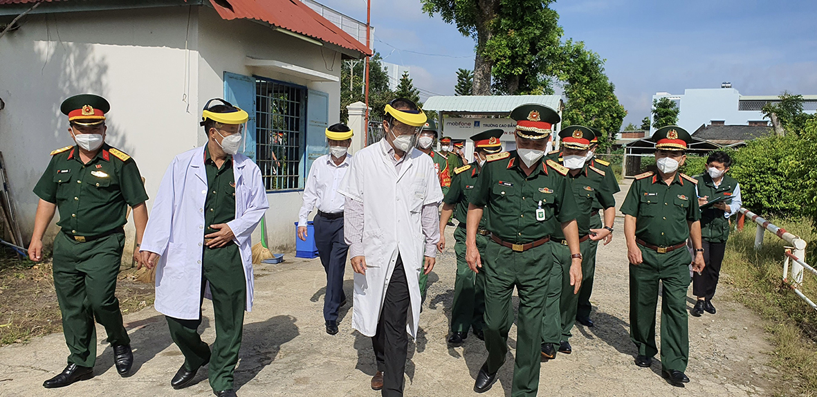 Đoàn công tác của Bộ Quốc phòng do Trung tướng Ngô Minh Tiến, Phó Tổng Tham mưu trưởng QĐND Việt Nam làm Trưởng Đoàn thăm Bệnh viện dã chiến ký túc xá trường CĐ Dầu khí.