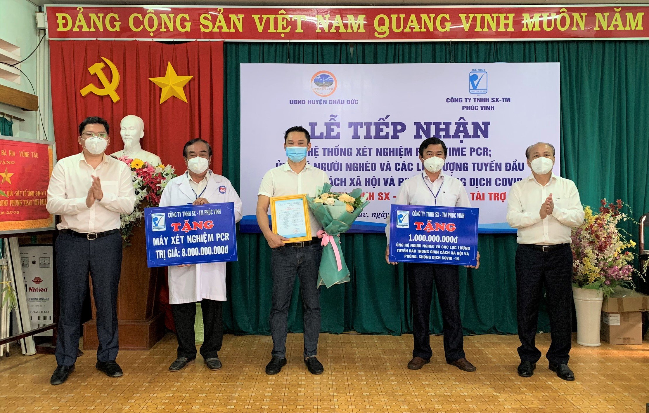 Ông Trần Phúc Minh, Giám đốc Công ty TNHH SX-TM Phúc Vinh trao Bảng tượng trưng tài trợ Máy xét nghiệm PCR; 1 tỷ đồng hỗ trợ người nghèo và lực lượng tuyến đầu phòng, chống dịch COVID-19 ở huyện Châu Đức