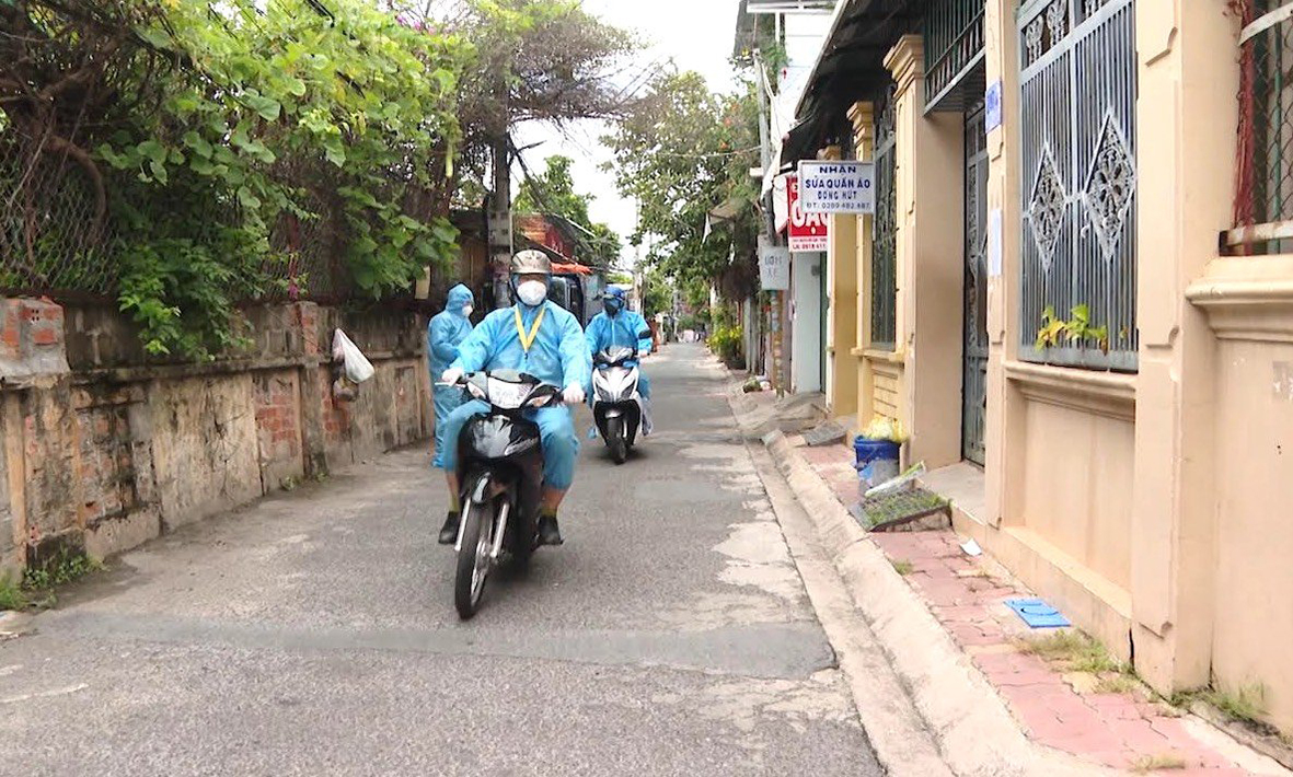 Lực lượng chức năng tuần tra trong khu phong tỏa phường Thắng Nhất, TP.Vũng Tàu. Ảnh: HUYỀN TRANG
