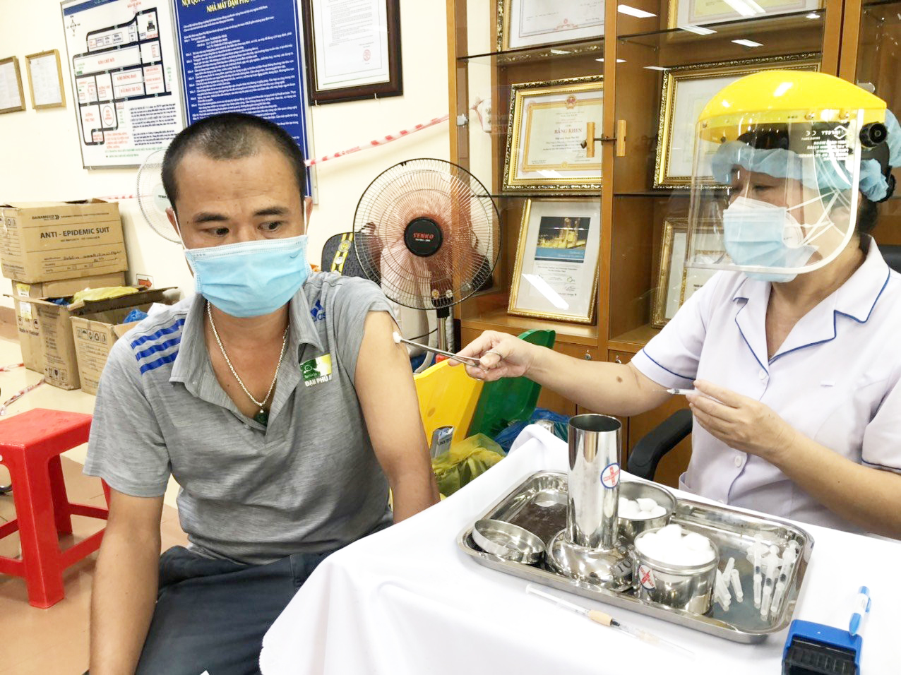 Nên nói rõ cho bác sĩ về tình trạng dị ứng của bản thân trước khi tiêm.  Trong ảnh: Tiêm vắc xin cho công nhân Nhà máy Đạm Phú Mỹ. Ảnh: TRÀ NGÂN