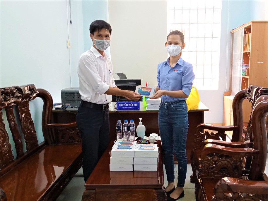 Ông Nguyễn Viết Hội, Chủ tịch UBND xã Bình Giã tiếp nhận thiết bị thông minh từ Công ty TNHH Cao Phát trao tặng.