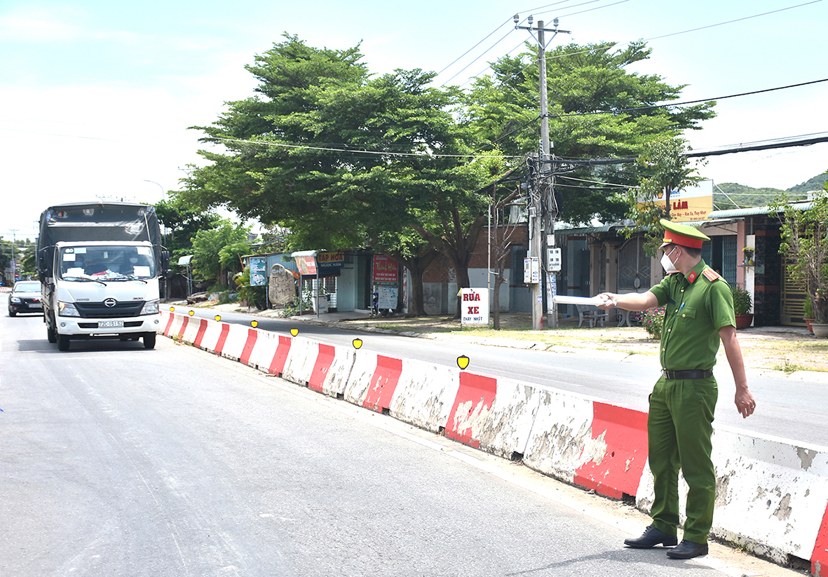 Lực lượng công an làm nhiệm vụ tại chốt kiểm dịch xã Phước Hưng, huyện Long Điền ra hiệu lệnh dừng xe tải để kiểm tra.