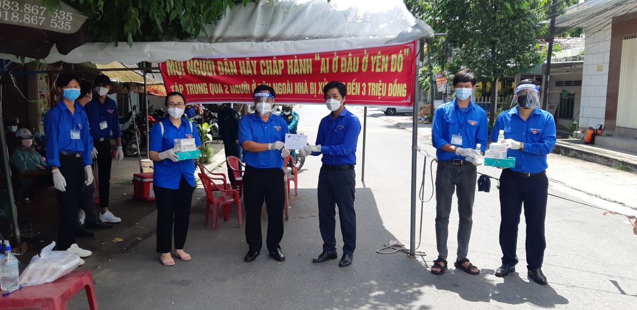 Anh Nguyễn Minh Triết, Phó Bí thư Tỉnh Đoàn thăm, tặng quà cho chốt kiểm soát phòng, chống dịch COVID-19 tại phường Mỹ Xuân (TX.Phú Mỹ).