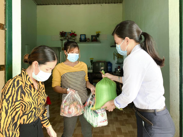 Bà Nguyễn Thị Kim Anh, Phó Chủ tịch UBND phường Hắc Dịch, TX.Phú Mỹ tặng thực phẩm  cho bà Dương Thị Chờ.