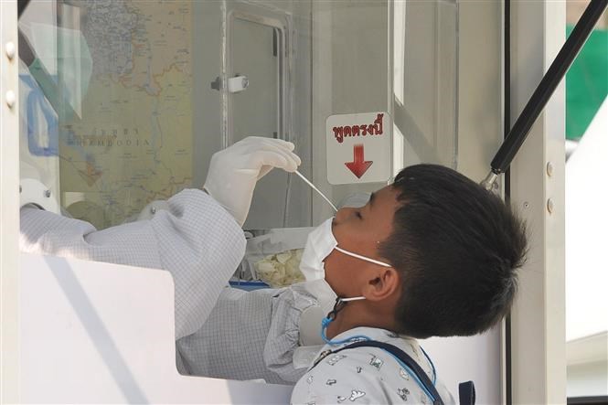 Nhân viên y tế lấy mẫu xét nghiệm COVID-19 cho người dân tại Bangkok, Thái Lan.