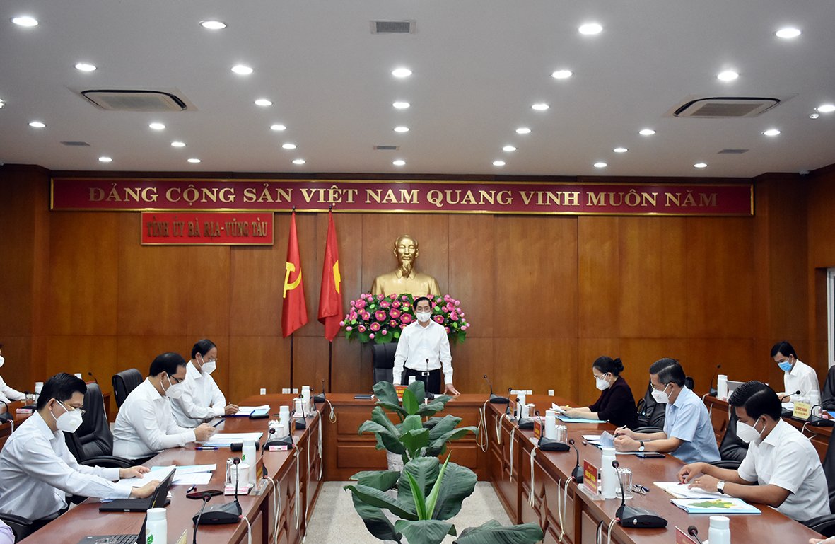 Ông Phạm Viết Thanh, Ủy viên Trung ương Đảng, Bí thư Tỉnh ủy, Chủ tịch HĐND tỉnh, Trưởng BCĐ Phòng, chống COVID-19 tỉnh phát biểu tại cuộc họp. Ảnh: QUANG VINH