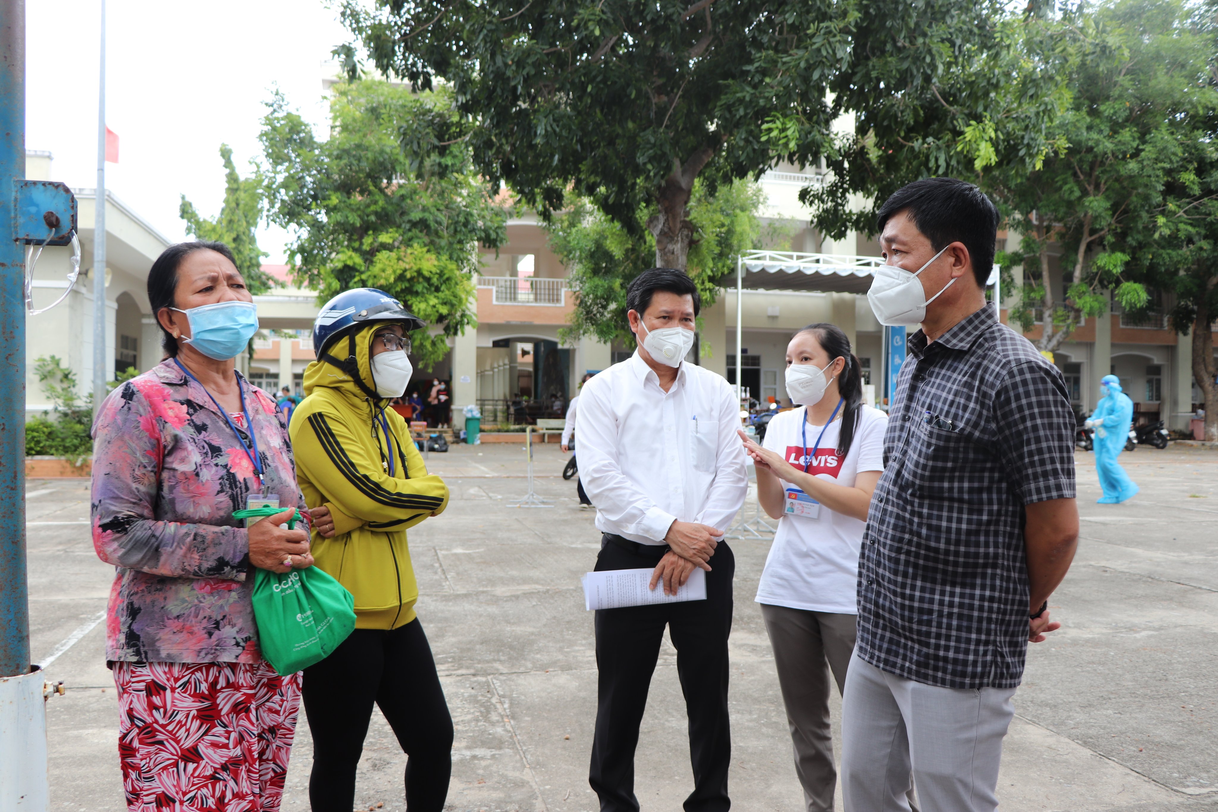 Nguyễn Văn Xinh (giữa), Ủy viên Ban Thường vụ, Trưởng Ban Tuyên giáo Tỉnh ủy trao đổi với ông Trần Kim Phúc, Phó Chủ tịch UBND huyện Long Điền và các tổ trưởng tổ dân phố về việc cung cấp nhu yếu phẩm cho người dân Long Hải trong thời gian tiếp tục thực hiện Chỉ thị 16.