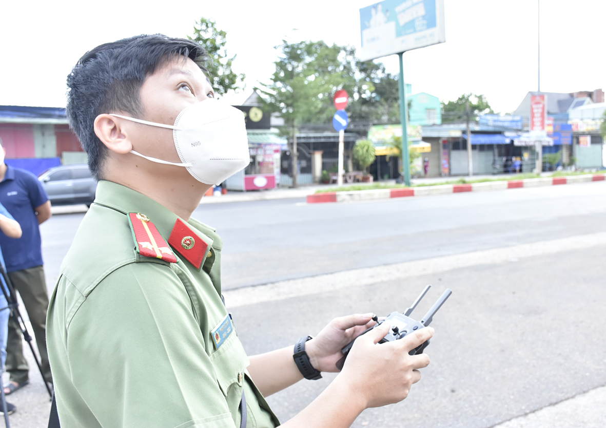 Trung úy Phạm Đức Minh, Đội Tổng hợp Công an TX.Phú Mỹ phụ trách bay giám sát bằng Flycam khu phong tỏa thuộc khu phố Phước Lập, phường Mỹ Xuân.