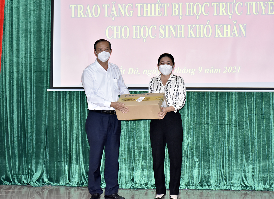 Ông Nguyễn Văn Thọ, Chủ tịch UBND tỉnh trao máy tính bảng cho đại diện Phòng GD-ĐT huyện Đất Đỏ để chuyển đến HS có hoàn cảnh khó khăn.