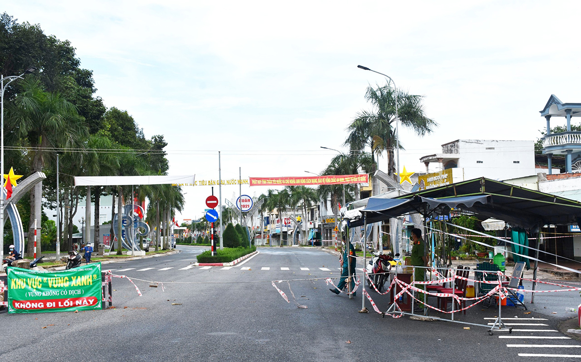 Lực lượng trực chốt trên địa bàn phường Long Hương, TP.Bà Rịa kiểm soát chặt chẽ người ra, vào địa bàn. Ảnh: TUYẾT MAI