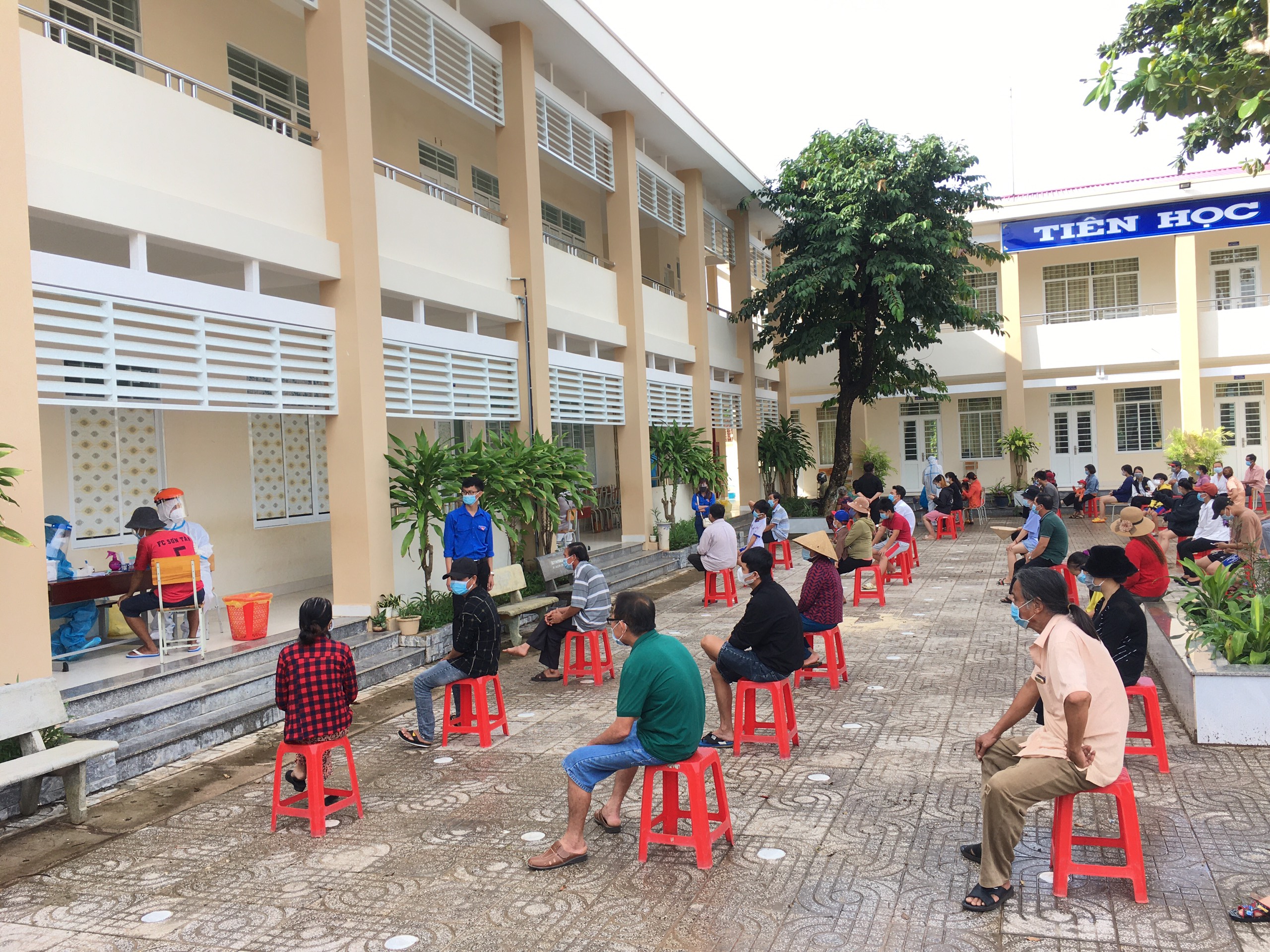 Xã Sơn Bình tổ chức lấy mẫu xét nghiệm cho người dân trên địa bàn.