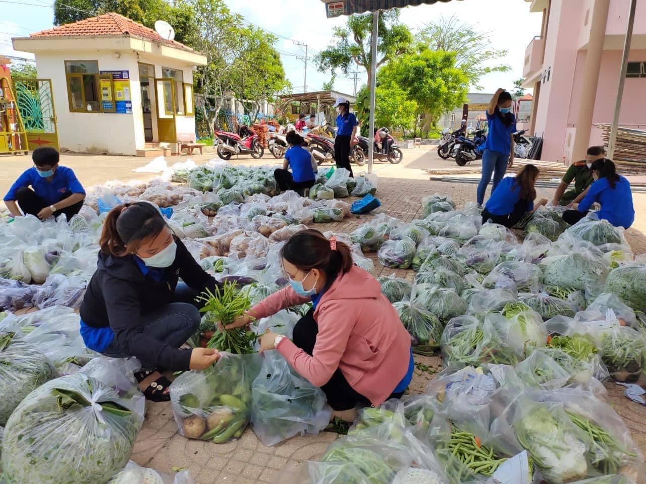 Đoàn thanh niên xã Sơn Bình chuẩn bị cung cấp lương thực, rau xanh cho các hộ dân bị phong tỏa trên địa bàn.