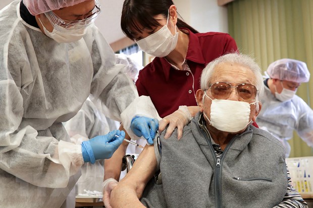 Tiêm vắc xin ngừa COVID-19 cho một nhân viên y tế tại Chiba, Nhật Bản.