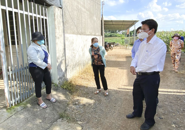 Ông Trần Văn Lợi, Phó Chủ tịch UBMTTQ Việt Nam tỉnh giám sát thực hiện các chính sách  an sinh tại xã Suối Nghệ, huyện Châu Đức. Ành: MỸ LƯƠNG
