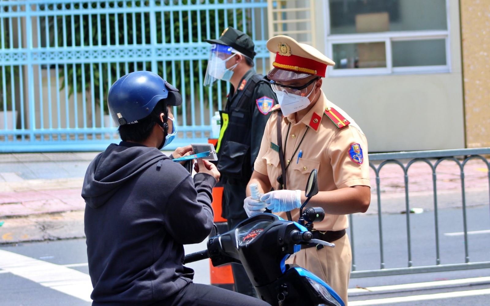 CSGT TP Hồ Chí Minh kiểm tra giấy đi đường của người dân. Ảnh: TTXVN
