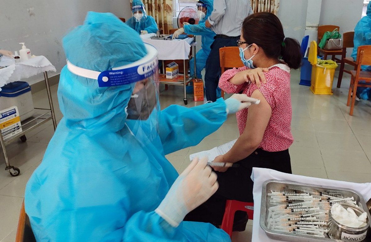 Nhân viên y tế tiêm vắc xin cho các đối tượng ưu tiên, tại Trung tâm GDTX TP.Bà Rịa, tỉnh BR-VT. Ảnh: MINH THIÊN