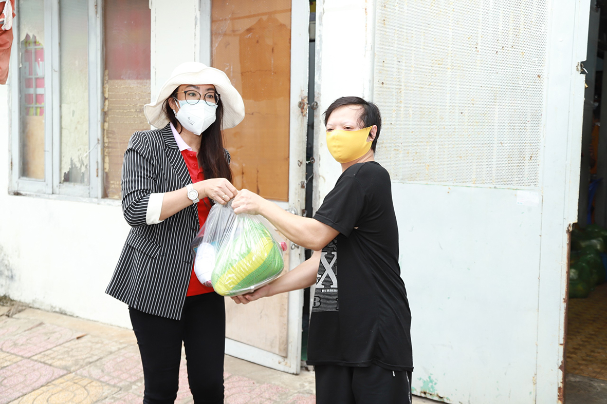 Bà Trần Thị Thanh Thủy, Phó Chủ tịch LĐLĐ TP. Vũng Tàu trao quà cho gười lao động bị ảnh hưởng bởi dịch COVID-19 trên địa bàn phường 8, TP. Vũng Tàu.