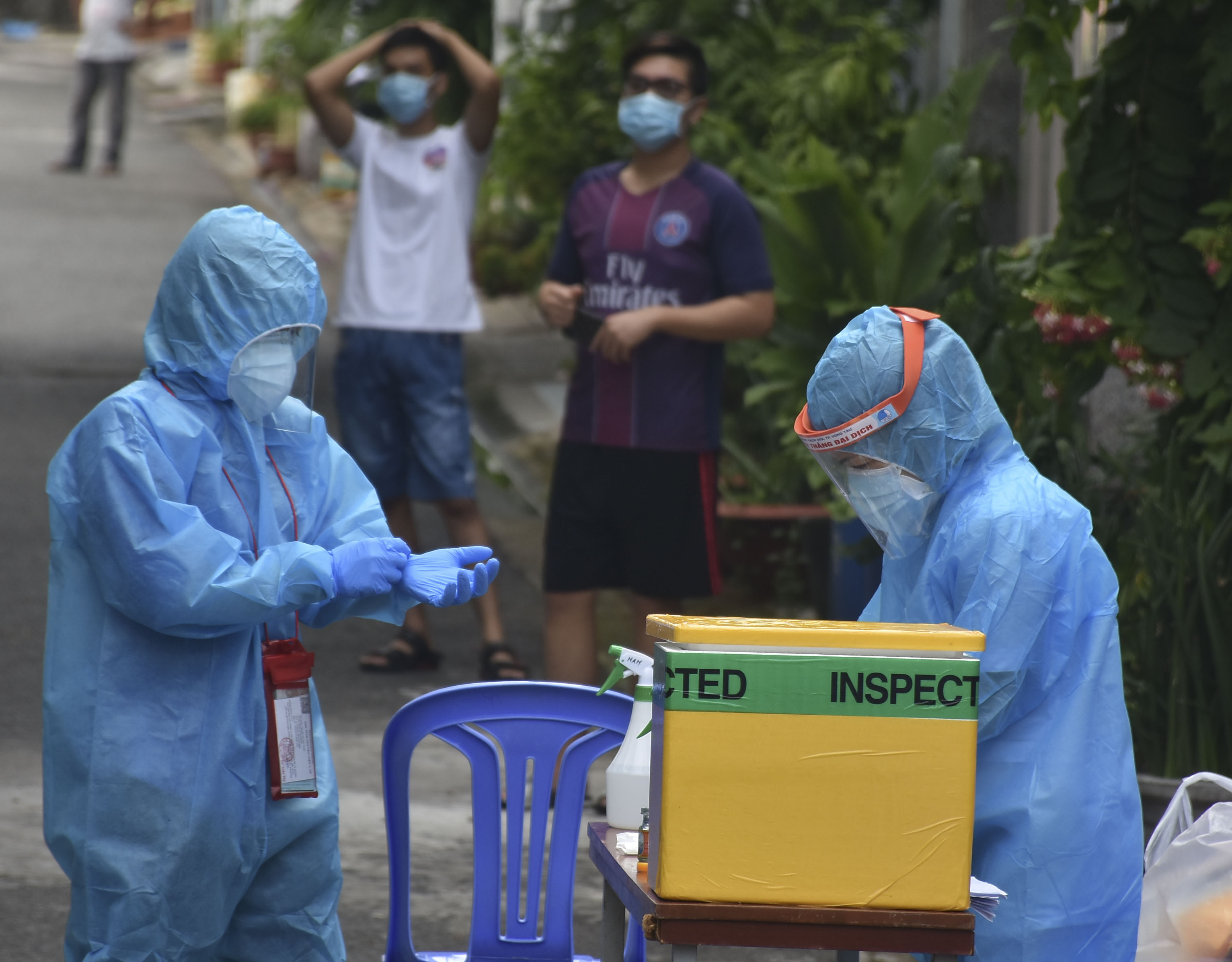 Nhân viên y tế tại điểm test COVID ở Tổ 1, phường Nguyễn An Ninh, TP. Vũng Tàu thay bao tay sau mỗi mẫu test.
