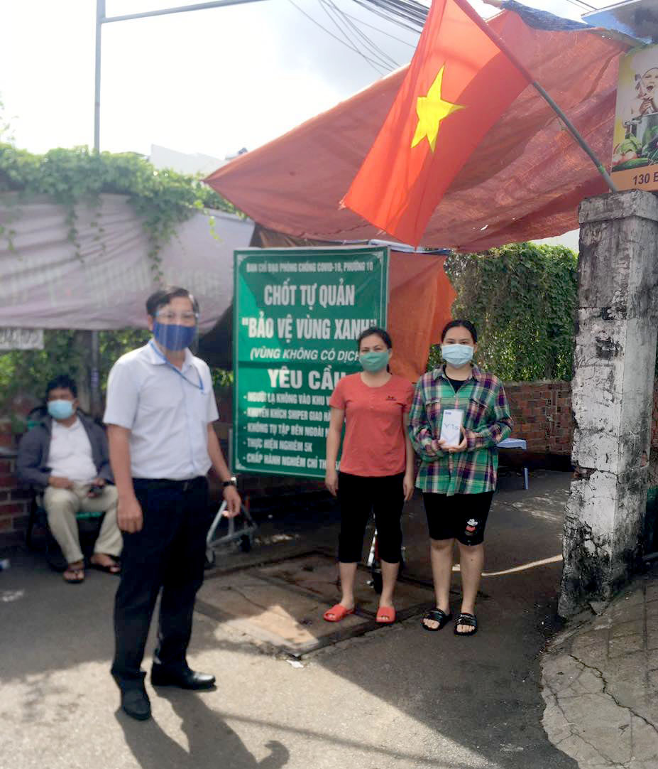 Đại diện VNPT - Vinaphone TP. Vũng Tàu tặng điện thoại thông minh cho em Nguyễn Phạm Xuyến Chi 
