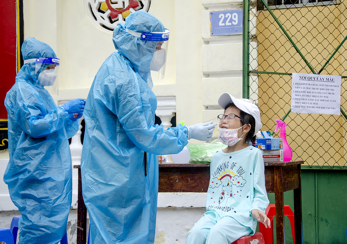 Một trẻ nhỏ trên địa bàn phường Thắng Nhì được lấy mẫu xét nghiệm sàng lọc SARS-CoV-2.