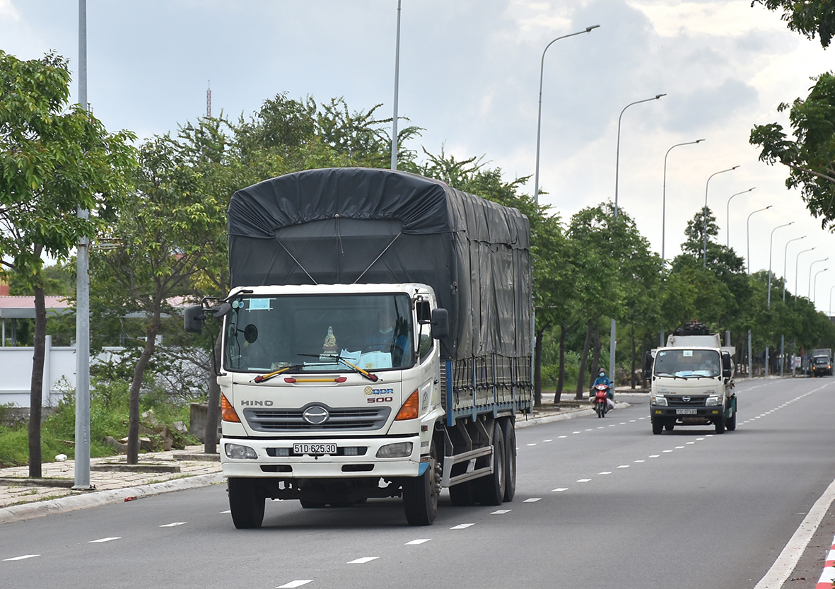 Đối với xe vận chuyển hàng hóa thiết yếu, UBND tỉnh yêu cầu kiểm tra chặt chẽ tài xế và người đi theo xe (kể cả bên trong xe). Trong ảnh: Xe vận chuyển hàng hóa trên Quốc lộ 55.