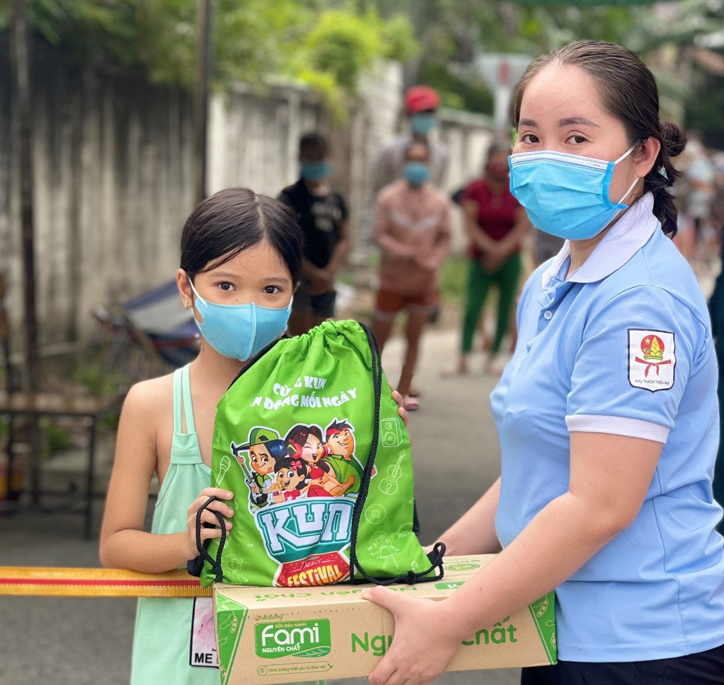 Trao quà cho trẻ em trong khu phong tỏa phường Tân Phước.