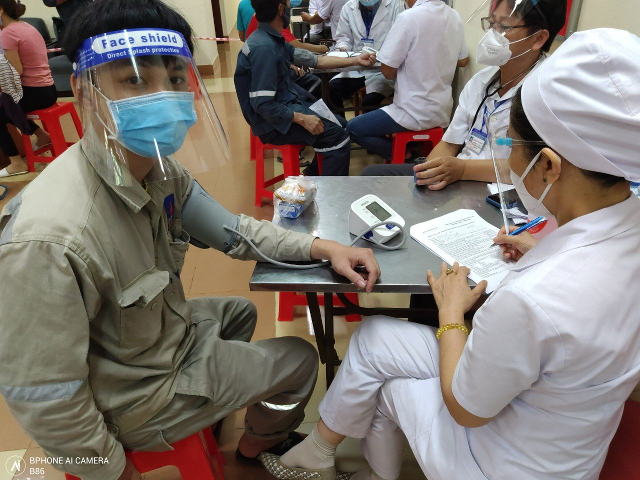 Công nhân Nhà máy Đạm Phú Mỹ khám sàng lọc trước khi tiêm vắc xin