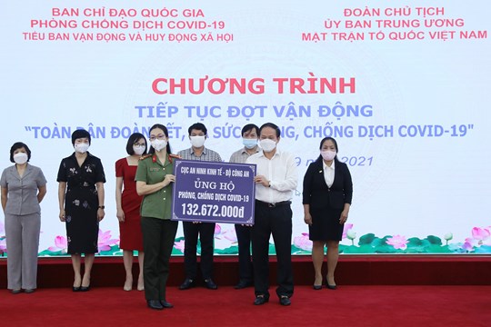 Ông Lê Tiến Châu, Ủy viên Trung ương Đảng, Phó Chủ tịch - Tổng Thư ký Ủy ban Trung ương MTTQ Việt Nam tiếp nhận ủng hộ tại Chương trình. Ảnh:MT