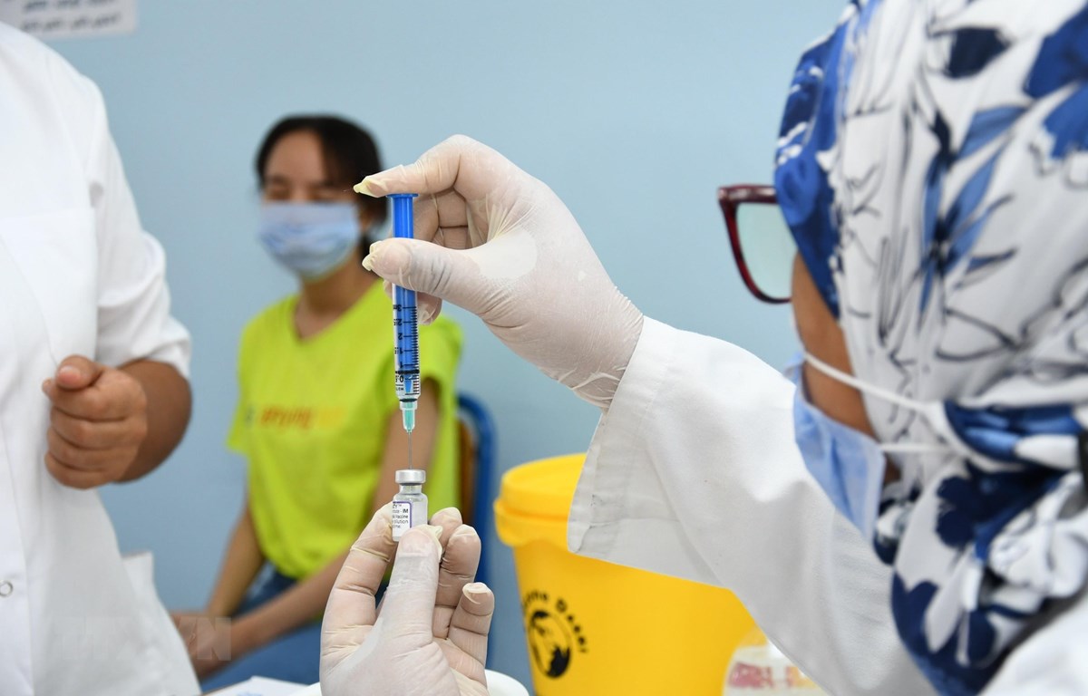 Nhân viên y tế Maroc tiêm vắc xin ngừa COVID-19 cho người dân.