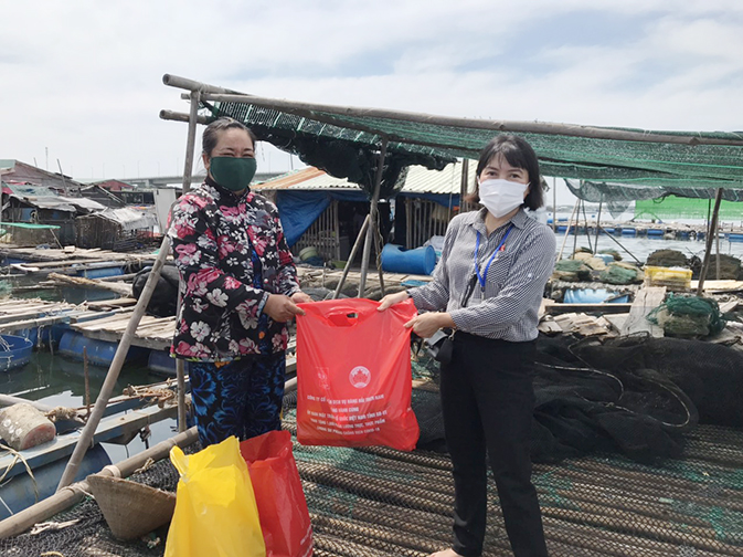 Bà Mai Ngọc Oanh, Chủ tịch UBMTTQ Việt Nam TP.Vũng Tàu tặng quà cho hộ dân nuôi thủy sản trên sông Chà Và, Long Sơn.