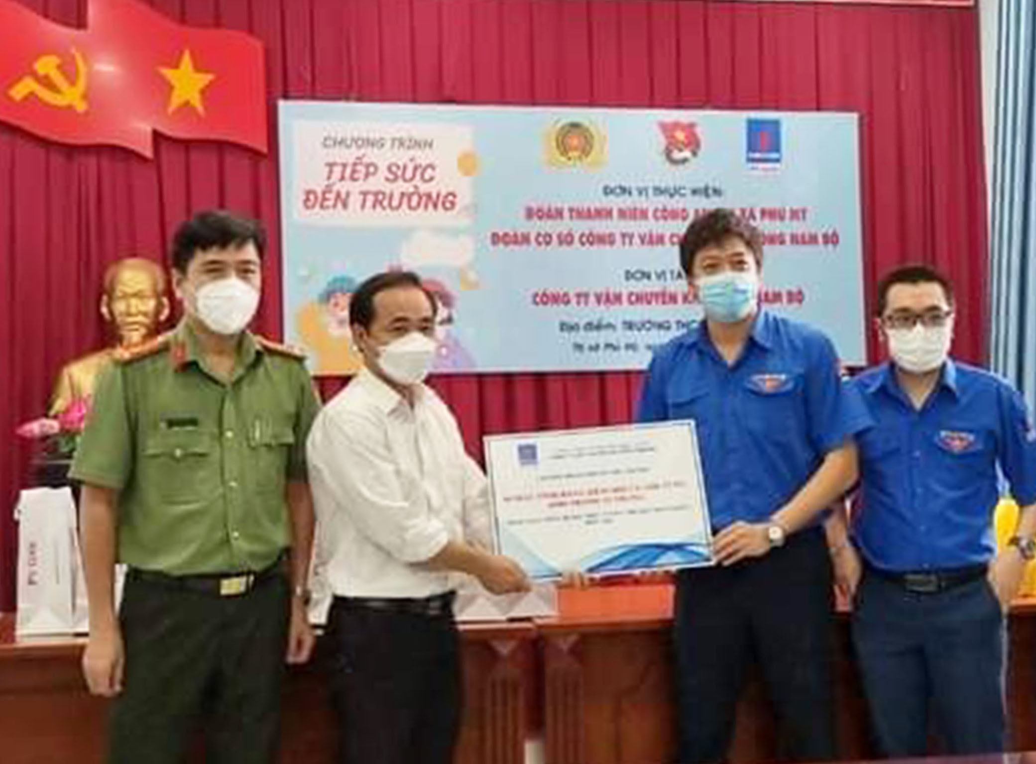Đoàn cơ sở Công ty khí Đông Nam Bộ tặng máy tính cho đại diện Trường THCS Phước Hòa.