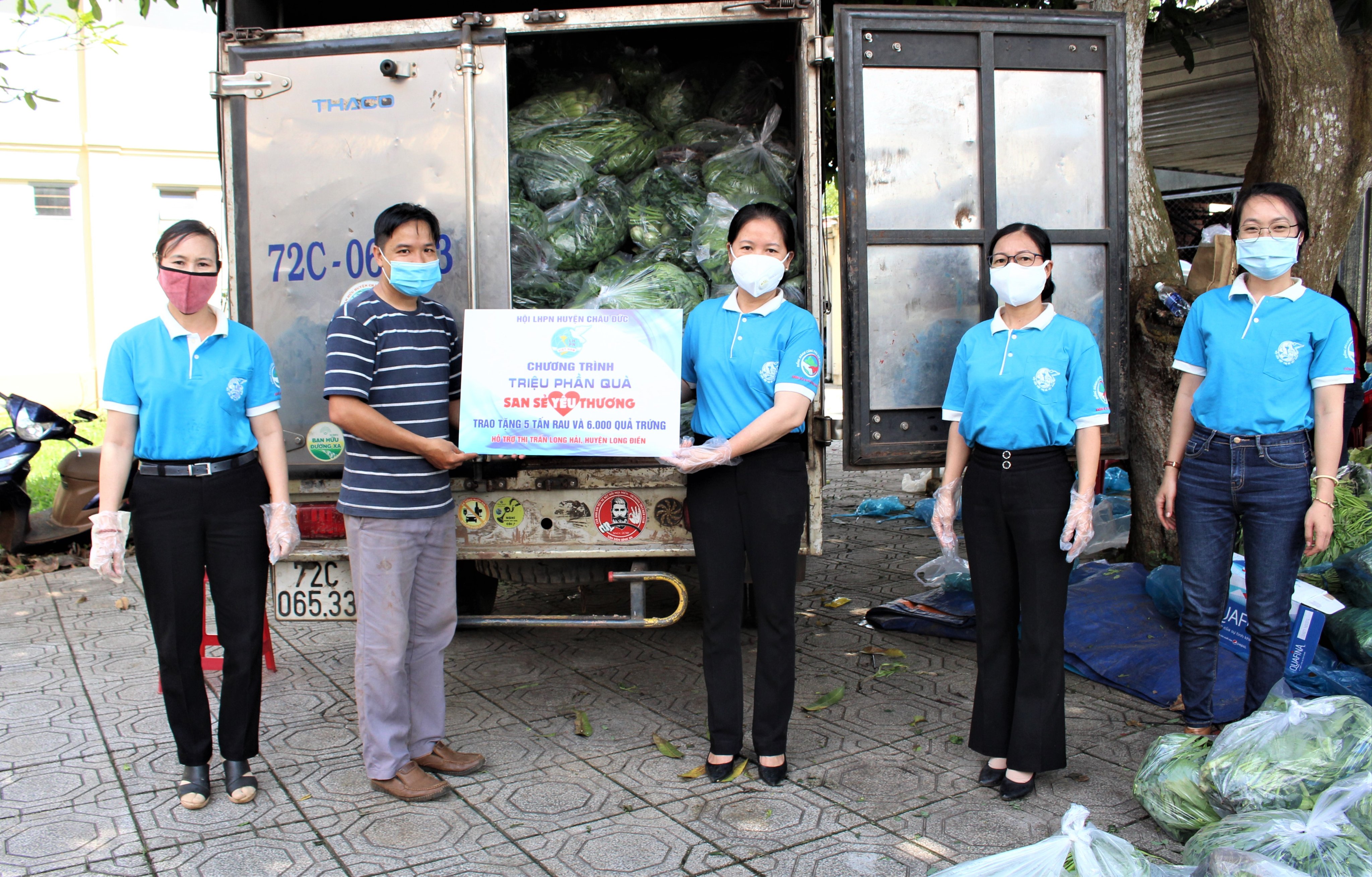 Bà Bùi Thị Sen, Chủ tịch Hội LHPN huyện Châu Đức trao tượng trưng hỗ trợ 5 tấn rau và 6.000 quả trứng cho người khó khăn ở TT. Long Hải, huyện Long Điền.