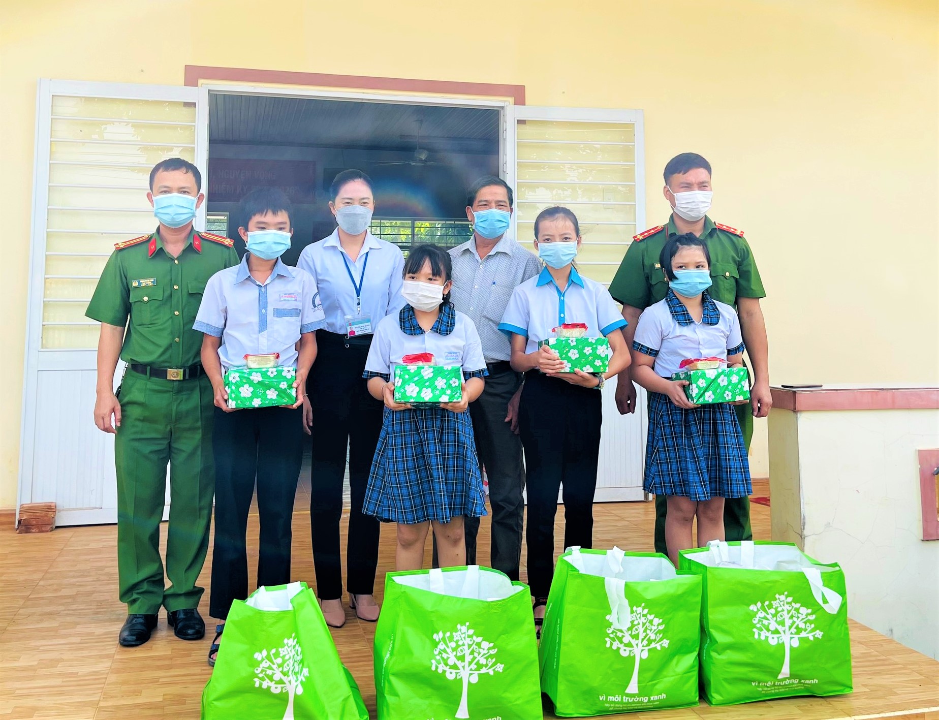 Đoàn viên Chi đoàn Phòng Cảnh sát Điều tra về tội phạm về ma túy Công an tỉnh và đại diện Hội LHPN xã Xuân Sơn (huyện Châu Đức), nhà hảo tâm trao quà cho HS khó khăn.