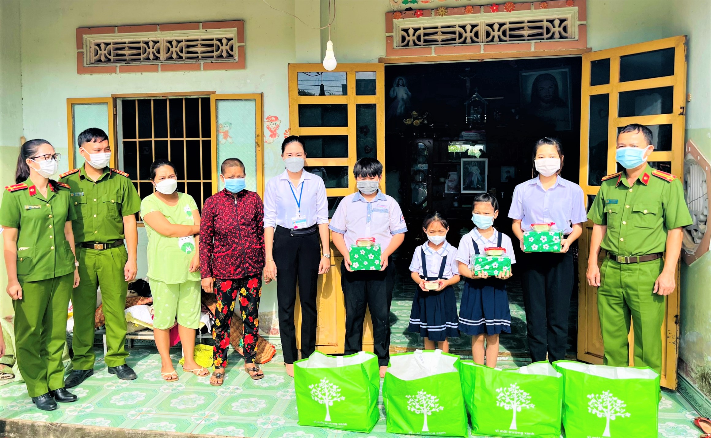 Đoàn viên Chi đoàn Phòng Cảnh sát Điều tra về tội phạm về ma túy Công an tỉnh và đại diện Hội LHPN xã Xuân Sơn (huyện Châu Đức), nhà hảo tâm trao quà cho HS khó khăn.