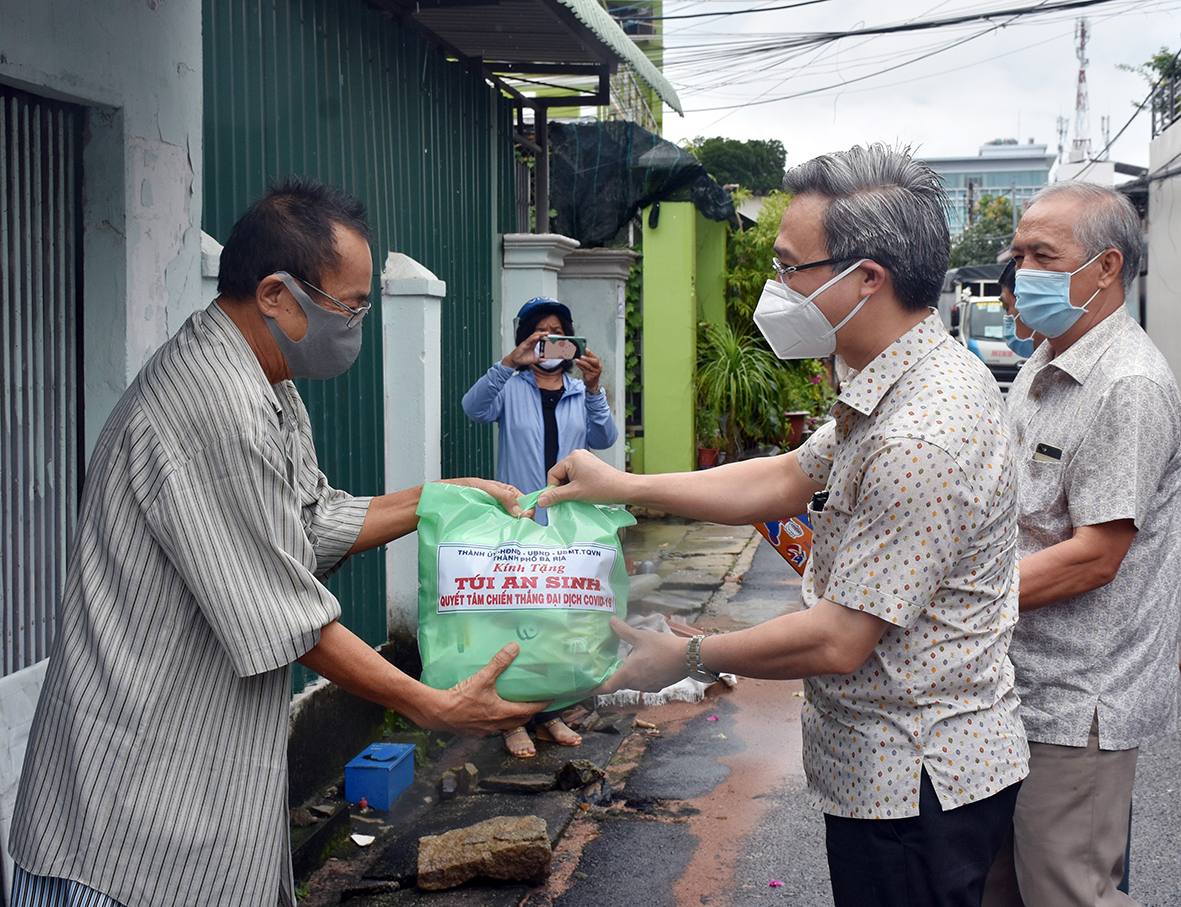 Ông Đặng Minh Thông, Ủy viên Ban Thường vụ Tỉnh ủy, Bí thư Thành ủy, Trưởng Ban Chỉ đạo Phòng, chống dịch COVID-19 TP.Bà Rịa thăm, tặng quà hộ gia đình khó khăn trên địa bàn phường Phước Trung.