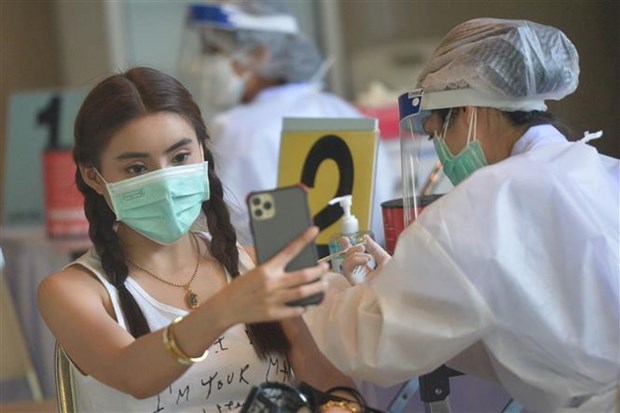 Nhân viên y tế tiêm vắc xin ngừa COVID-19 cho người dân tại Samut Prakan, Thái Lan.