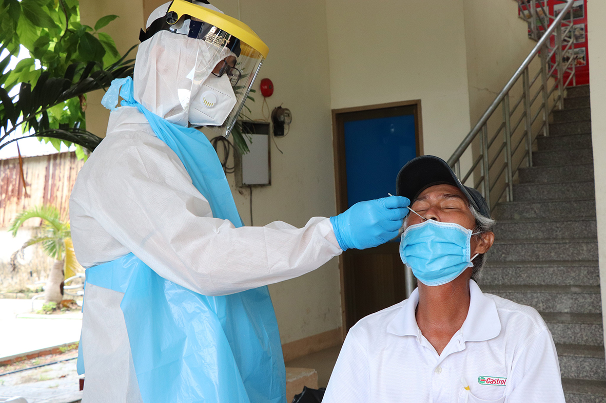 Nhân viên y tế lấy mẫu xét nghiệm sàng lọc SARS-CoV-2 cho người dân ấp An Thạnh, xã An Ngãi (huyện Long Điền). Ảnh: ĐINH HÙNG