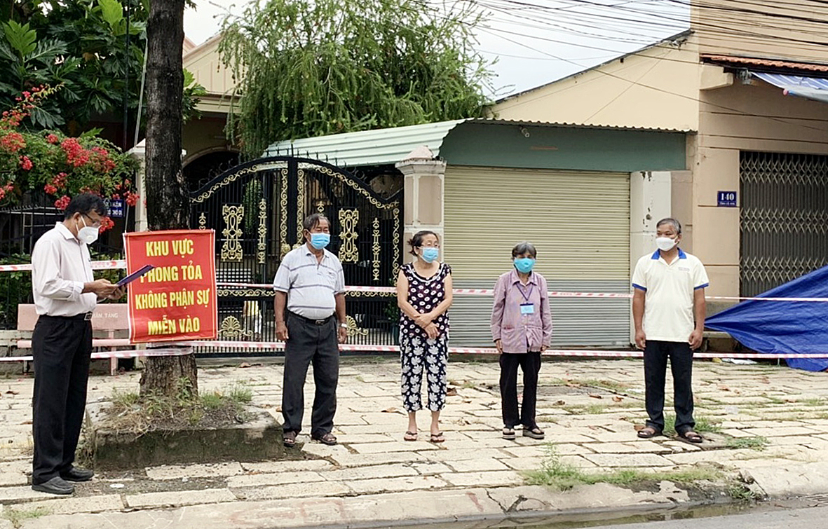 Người dân Tổ dân cư số 4 ở đường Tỉnh lộ 44, khu phố 4, phường Long Toàn nghe đọc quyết định dỡ bỏ phong tỏa.