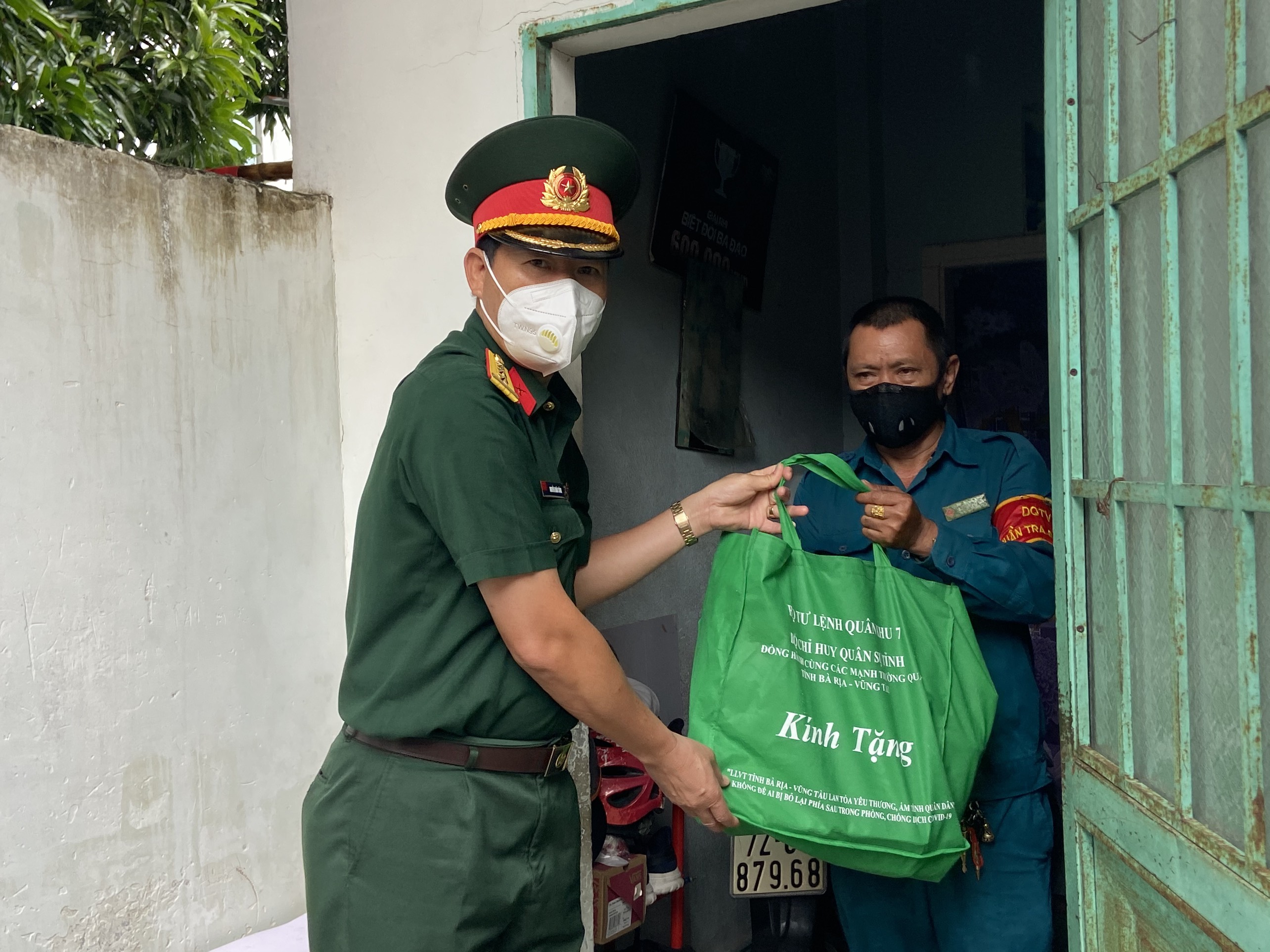 Thượng tá Nguyễn Xuân Công, Phó Chủ nhiệm Chính trị Bộ CHQS tỉnh tặng quà cho dân quân biển thuộc Hải đội Dân quân thường trực Bộ CHQS tỉnh.