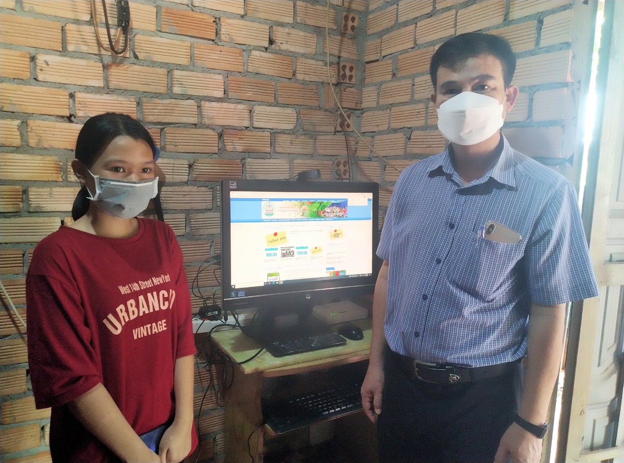 Ông Hoàng Minh Tuấn, Phó Phòng GD-ĐT huyện Xuyên Mộc trao máy vi tính cho Nguyễn Trần Thảo Nguyên (HS lớp 9A4, Trường THCS Hòa Hội).